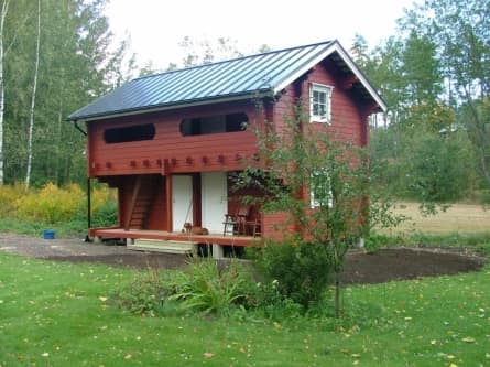Punainen kaksikerroksinen Kultaluhti-aitta